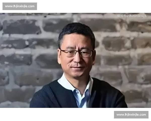 56 岁白岩松踢球滑倒不起，健康亮红灯引关注